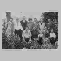 106-0111 Ein Gruppenbild bei der Familie Max Klein (rechts im Bild).jpg